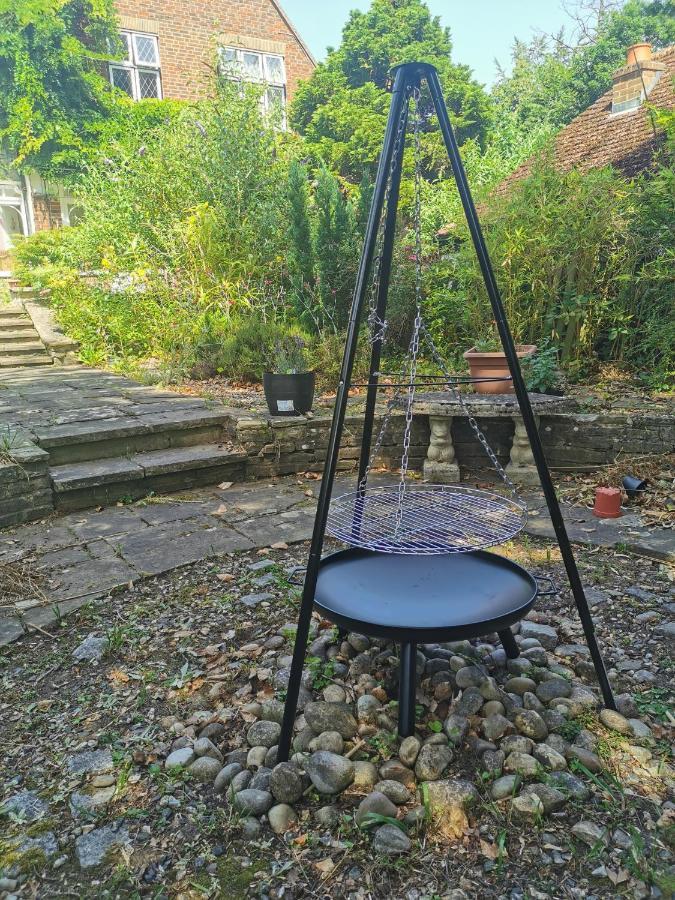Appartamento Peaceful Retreat Hideaway Surrey Esher Esterno foto