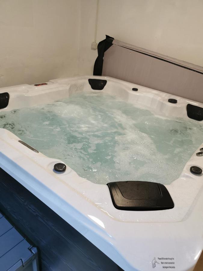 Appartamento Peaceful Retreat Hideaway Surrey Esher Esterno foto