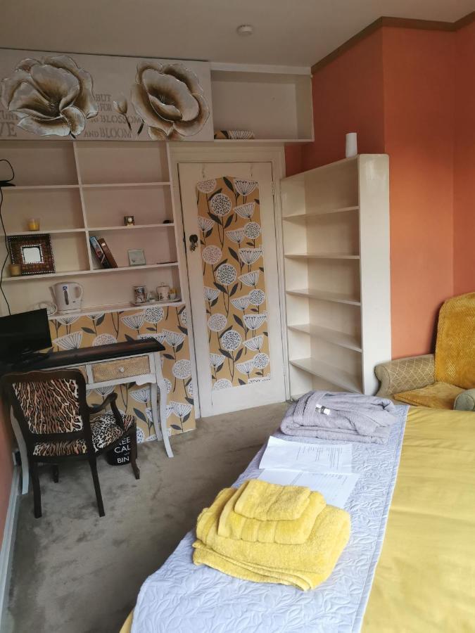 Appartamento Peaceful Retreat Hideaway Surrey Esher Esterno foto