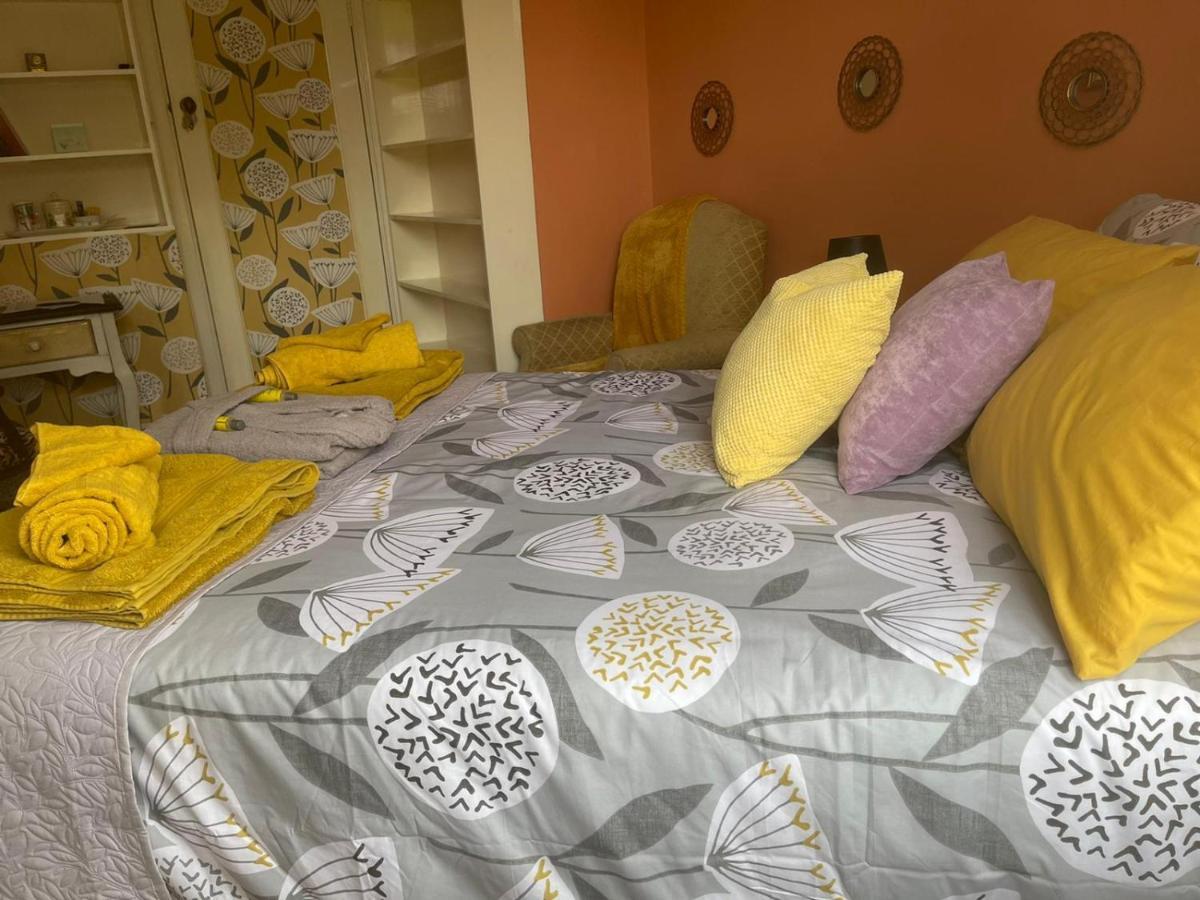 Appartamento Peaceful Retreat Hideaway Surrey Esher Esterno foto