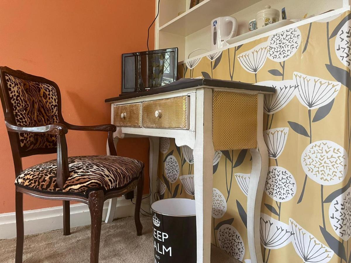 Appartamento Peaceful Retreat Hideaway Surrey Esher Esterno foto