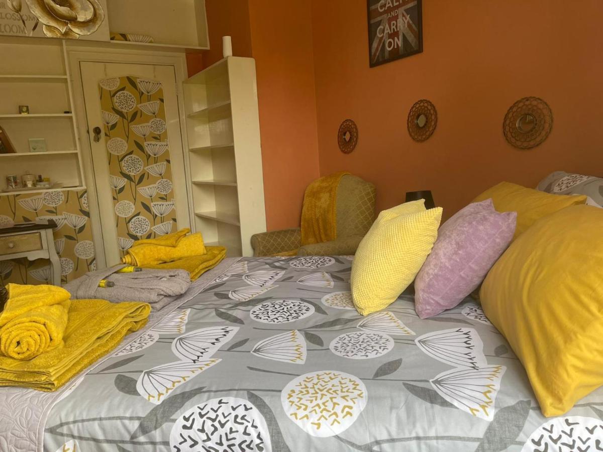 Appartamento Peaceful Retreat Hideaway Surrey Esher Esterno foto